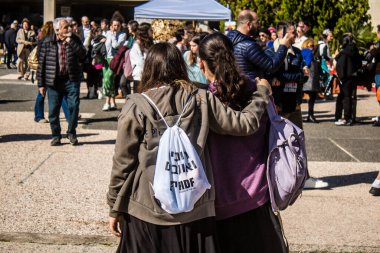 Tel Aviv, İsrail, 7 Şubat 2024 İsrailli gençler, 7 Ekim 2023 'teki terör saldırısının ardından Gazze' deki 139 rehinenin anısına Tel Aviv 'deki Rehine Meydanı' nda toplandılar.