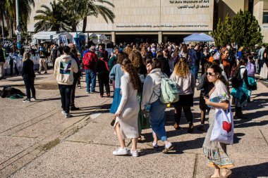 Tel Aviv, İsrail, 7 Şubat 2024 İsrailli gençler, 7 Ekim 2023 'teki terör saldırısının ardından Gazze' deki 139 rehinenin anısına Tel Aviv 'deki Rehine Meydanı' nda toplandılar.