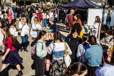 Tel Aviv, İsrail, 7 Şubat 2024 İsrailli gençler, 7 Ekim 2023 'teki terör saldırısının ardından Gazze' deki 139 rehinenin anısına Tel Aviv 'deki Rehine Meydanı' nda toplandılar.