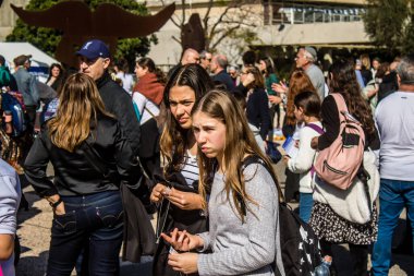 Tel Aviv, İsrail, 7 Şubat 2024 İsrailli gençler, 7 Ekim 2023 'teki terör saldırısının ardından Gazze' deki 139 rehinenin anısına Tel Aviv 'deki Rehine Meydanı' nda toplandılar.