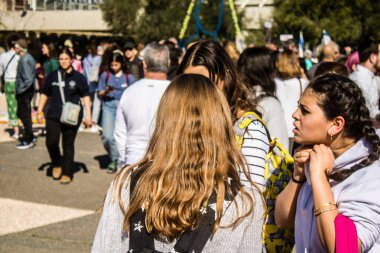 Tel Aviv, İsrail, 7 Şubat 2024 İsrailli gençler, 7 Ekim 2023 'teki terör saldırısının ardından Gazze' deki 139 rehinenin anısına Tel Aviv 'deki Rehine Meydanı' nda toplandılar.