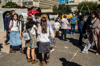 Tel Aviv, İsrail, 7 Şubat 2024 İsrailli gençler, 7 Ekim 2023 'teki terör saldırısının ardından Gazze' deki 139 rehinenin anısına Tel Aviv 'deki Rehine Meydanı' nda toplandılar.