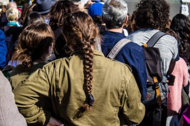 Tel Aviv, İsrail, 7 Şubat 2024 Tel Aviv Rehine Meydanı 'ndaki İsrail kadın askerleri 7 Ekim 2023' teki terörist saldırının ardından Gazze 'de rehin tutulan 139 rehinenin anısına