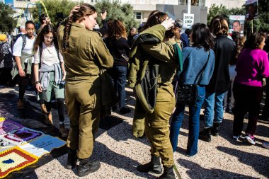 Tel Aviv, İsrail, 7 Şubat 2024 Tel Aviv Rehine Meydanı 'ndaki İsrail kadın askerleri 7 Ekim 2023' teki terörist saldırının ardından Gazze 'de rehin tutulan 139 rehinenin anısına