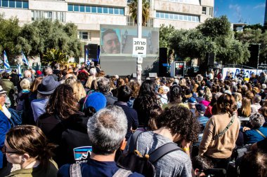 Tel Aviv, İsrail, 7 Şubat 2024 Fransız CRIF üyeleri ve aile temsilcileri 7 Ekim 2023 'teki terörist saldırı sırasında Hamas' ın Fransız kurbanları anısına Rehineler Meydanı 'na katıldılar.
