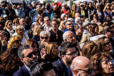 Tel Aviv, İsrail, 7 Şubat 2024 Fransız CRIF üyeleri ve aile temsilcileri 7 Ekim 2023 'teki terörist saldırı sırasında Hamas' ın Fransız kurbanları anısına Rehineler Meydanı 'na katıldılar.