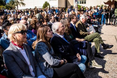 Tel Aviv, İsrail, 7 Şubat 2024 Fransız CRIF üyeleri ve aile temsilcileri 7 Ekim 2023 'teki terörist saldırı sırasında Hamas' ın Fransız kurbanları anısına Rehineler Meydanı 'na katıldılar.