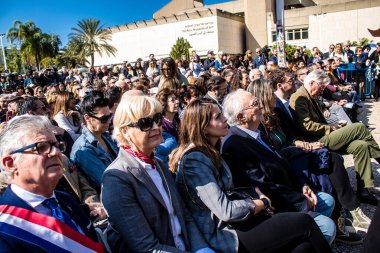 Tel Aviv, İsrail, 7 Şubat 2024 Fransız CRIF üyeleri ve aile temsilcileri 7 Ekim 2023 'teki terörist saldırı sırasında Hamas' ın Fransız kurbanları anısına Rehineler Meydanı 'na katıldılar.