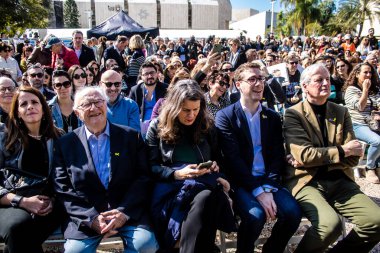 Tel Aviv, İsrail, 7 Şubat 2024 Fransız CRIF üyeleri ve aile temsilcileri 7 Ekim 2023 'teki terörist saldırı sırasında Hamas' ın Fransız kurbanları anısına Rehineler Meydanı 'na katıldılar.