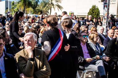 Tel Aviv, İsrail, 7 Şubat 2024 Fransız CRIF üyeleri ve aile temsilcileri 7 Ekim 2023 'teki terörist saldırı sırasında Hamas' ın Fransız kurbanları anısına Rehineler Meydanı 'na katıldılar.