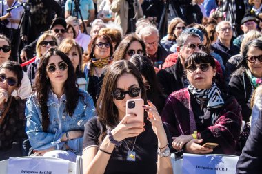 Tel Aviv, İsrail, 7 Şubat 2024 Fransız CRIF üyeleri ve aile temsilcileri 7 Ekim 2023 'teki terörist saldırı sırasında Hamas' ın Fransız kurbanları anısına Rehineler Meydanı 'na katıldılar.