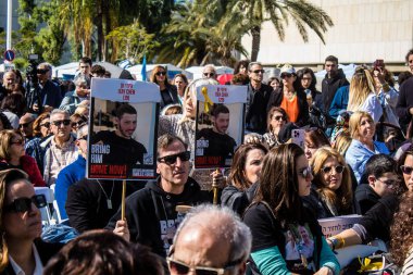 Tel Aviv, İsrail, 7 Şubat 2024 Fransız CRIF üyeleri ve aile temsilcileri 7 Ekim 2023 'teki terörist saldırı sırasında Hamas' ın Fransız kurbanları anısına Rehineler Meydanı 'na katıldılar.