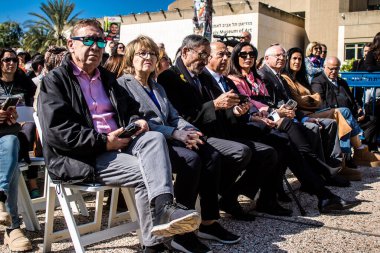 Tel Aviv, İsrail, 7 Şubat 2024 Fransız CRIF üyeleri ve aile temsilcileri 7 Ekim 2023 'teki terörist saldırı sırasında Hamas' ın Fransız kurbanları anısına Rehineler Meydanı 'na katıldılar.