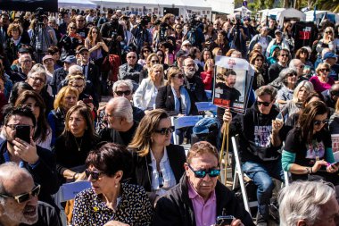 Tel Aviv, İsrail, 7 Şubat 2024 Fransız CRIF üyeleri ve aile temsilcileri 7 Ekim 2023 'teki terörist saldırı sırasında Hamas' ın Fransız kurbanları anısına Rehineler Meydanı 'na katıldılar.