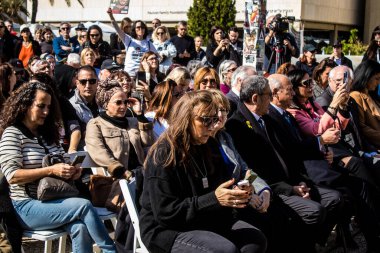 Tel Aviv, İsrail, 7 Şubat 2024 Fransız CRIF üyeleri ve aile temsilcileri 7 Ekim 2023 'teki terörist saldırı sırasında Hamas' ın Fransız kurbanları anısına Rehineler Meydanı 'na katıldılar.