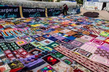 Tel Aviv, İsrail - 7 Şubat 2024 Rehine Meydanı insanların 7 Ekim 2023 'te Hamas tarafından gerçekleştirilen katliamı sahnelediği ve tasvir etmek istedikleri Tel Aviv Sanat Müzesi önünde