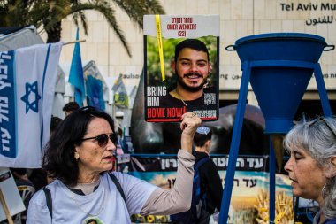 Tel Aviv, İsrail - 7 Şubat 2024 Rehine Meydanı insanların 7 Ekim 2023 'te Hamas tarafından gerçekleştirilen katliamı sahnelediği ve tasvir etmek istedikleri Tel Aviv Sanat Müzesi önünde