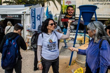 Tel Aviv, İsrail - 7 Şubat 2024 Rehine Meydanı insanların 7 Ekim 2023 'te Hamas tarafından gerçekleştirilen katliamı sahnelediği ve tasvir etmek istedikleri Tel Aviv Sanat Müzesi önünde