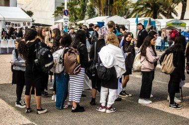 Tel Aviv, İsrail - 7 Şubat 2024 Rehine Meydanı insanların 7 Ekim 2023 'te Hamas tarafından gerçekleştirilen katliamı sahnelediği ve tasvir etmek istedikleri Tel Aviv Sanat Müzesi önünde