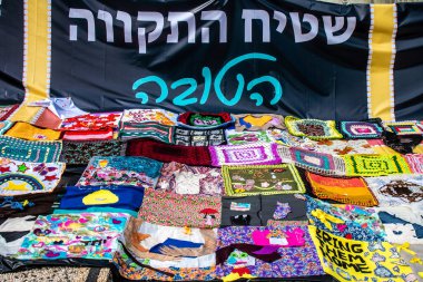 Tel Aviv, İsrail - 7 Şubat 2024 Rehine Meydanı insanların 7 Ekim 2023 'te Hamas tarafından gerçekleştirilen katliamı sahnelediği ve tasvir etmek istedikleri Tel Aviv Sanat Müzesi önünde