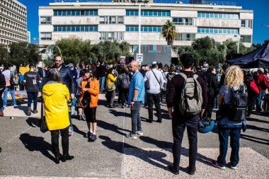 Tel Aviv, İsrail - 7 Şubat 2024 Rehine Meydanı insanların 7 Ekim 2023 'te Hamas tarafından gerçekleştirilen katliamı sahnelediği ve tasvir etmek istedikleri Tel Aviv Sanat Müzesi önünde