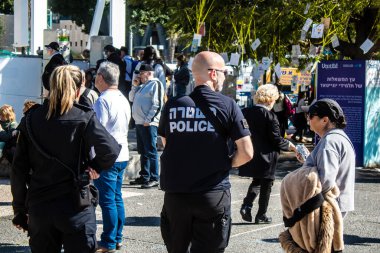 Tel Aviv, İsrail - 7 Şubat 2024 Rehine Meydanı insanların 7 Ekim 2023 'te Hamas tarafından gerçekleştirilen katliamı sahnelediği ve tasvir etmek istedikleri Tel Aviv Sanat Müzesi önünde