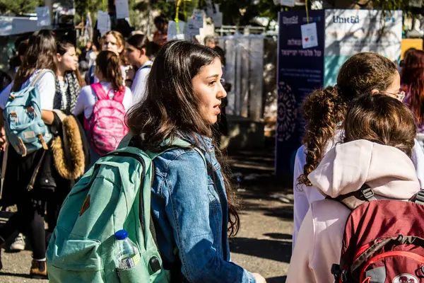 Tel Aviv, İsrail, 7 Şubat 2024 İsrailli gençler, 7 Ekim 2023 'teki terör saldırısının ardından Gazze' deki 139 rehinenin anısına Tel Aviv 'deki Rehine Meydanı' nda toplandılar.