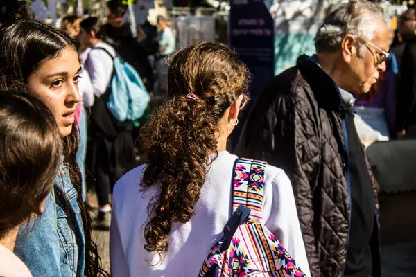 Tel Aviv, İsrail, 7 Şubat 2024 İsrailli gençler, 7 Ekim 2023 'teki terör saldırısının ardından Gazze' deki 139 rehinenin anısına Tel Aviv 'deki Rehine Meydanı' nda toplandılar.