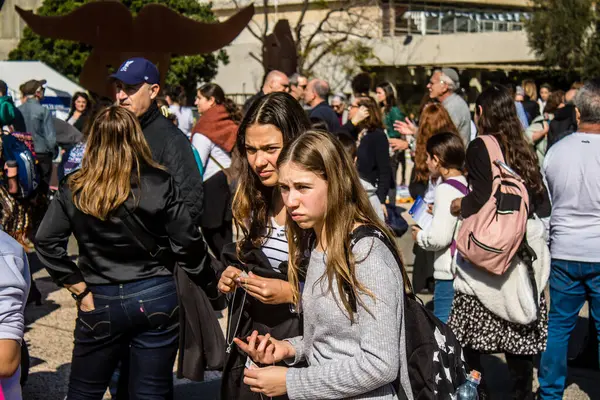 Tel Aviv, İsrail, 7 Şubat 2024 İsrailli gençler, 7 Ekim 2023 'teki terör saldırısının ardından Gazze' deki 139 rehinenin anısına Tel Aviv 'deki Rehine Meydanı' nda toplandılar.