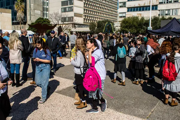 Tel Aviv, İsrail, 7 Şubat 2024 İsrailli gençler, 7 Ekim 2023 'teki terör saldırısının ardından Gazze' deki 139 rehinenin anısına Tel Aviv 'deki Rehine Meydanı' nda toplandılar.