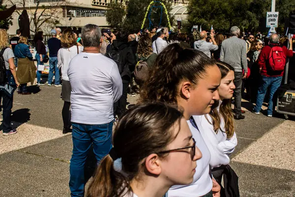 Tel Aviv, İsrail, 7 Şubat 2024 İsrailli gençler, 7 Ekim 2023 'teki terör saldırısının ardından Gazze' deki 139 rehinenin anısına Tel Aviv 'deki Rehine Meydanı' nda toplandılar.