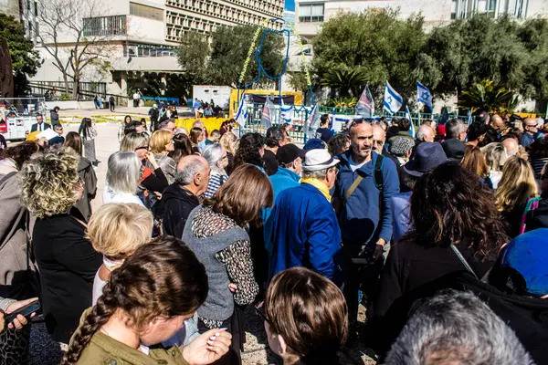 Tel Aviv, İsrail, 7 Şubat 2024 Fransız CRIF üyeleri ve aile temsilcileri 7 Ekim 2023 'teki terörist saldırı sırasında Hamas' ın Fransız kurbanları anısına Rehineler Meydanı 'na katıldılar.