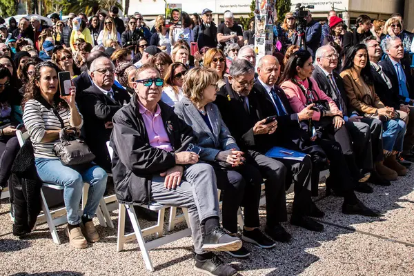 Tel Aviv, İsrail, 7 Şubat 2024 Fransız CRIF üyeleri ve aile temsilcileri 7 Ekim 2023 'teki terörist saldırı sırasında Hamas' ın Fransız kurbanları anısına Rehineler Meydanı 'na katıldılar.