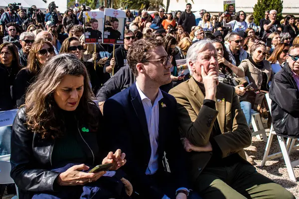 Tel Aviv, İsrail, 7 Şubat 2024 Fransız CRIF üyeleri ve aile temsilcileri 7 Ekim 2023 'teki terörist saldırı sırasında Hamas' ın Fransız kurbanları anısına Rehineler Meydanı 'na katıldılar.