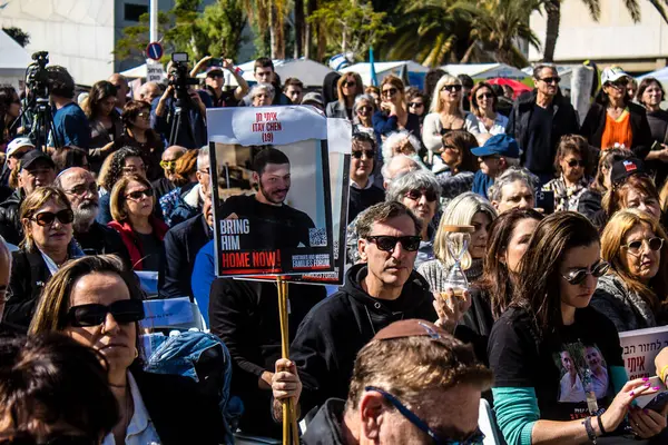 Tel Aviv, İsrail, 7 Şubat 2024 Fransız CRIF üyeleri ve aile temsilcileri 7 Ekim 2023 'teki terörist saldırı sırasında Hamas' ın Fransız kurbanları anısına Rehineler Meydanı 'na katıldılar.