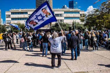 Tel Aviv, İsrail, 9 Şubat 2024 Rehine Ailesi, 7 Ekim 2023 'te gerçekleşen terör saldırısının ardından Gazze' de hala tutsak olan sevdiklerinin anısına Tel Aviv 'deki Rehine Meydanı' nda toplandı.