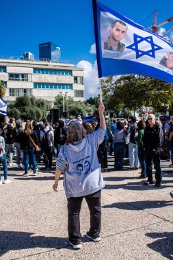 Tel Aviv, İsrail, 9 Şubat 2024 Rehine Ailesi, 7 Ekim 2023 'te gerçekleşen terör saldırısının ardından Gazze' de hala tutsak olan sevdiklerinin anısına Tel Aviv 'deki Rehine Meydanı' nda toplandı.