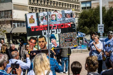 Tel Aviv, İsrail, 9 Şubat 2024 Rehine Ailesi, 7 Ekim 2023 'te gerçekleşen terör saldırısının ardından Gazze' de hala tutsak olan sevdiklerinin anısına Tel Aviv 'deki Rehine Meydanı' nda toplandı.