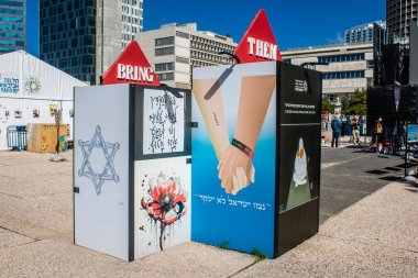 Tel Aviv, İsrail - Tel Aviv Sanat Müzesi önünde 9 Şubat 2024 Rehine Meydanı, insanların 7 Ekim 2023 'te Hamas tarafından gerçekleştirilen katliamı tasvir etmek istedikleri yer.