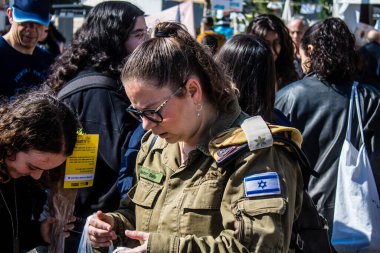 Tel Aviv, İsrail, 9 Şubat 2024 İsrail askeri Rehineler Meydanı 'nda köpeklerle savaşıyor. Savaşan köpekler kendi başlarına asker olarak kabul edilir ve savaş alanında çok önemli bir rol oynarlar..