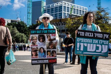 Tel Aviv, İsrail, 9 Şubat 2024 İsrail halkı, 7 Ekim 2023 'teki terör saldırısının ardından Gazze' de rehin tutulan 136 rehinenin anısına Tel Aviv 'deki Rehine Meydanı' nda toplandı.