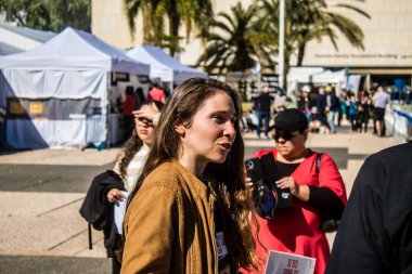 Tel Aviv, İsrail, 9 Şubat 2024 İsrail halkı, 7 Ekim 2023 'teki terör saldırısının ardından Gazze' de rehin tutulan 136 rehinenin anısına Tel Aviv 'deki Rehine Meydanı' nda toplandı.