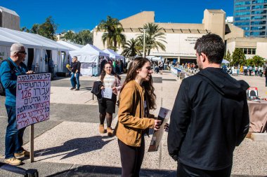 Tel Aviv, İsrail, 9 Şubat 2024 İsrail halkı, 7 Ekim 2023 'teki terör saldırısının ardından Gazze' de rehin tutulan 136 rehinenin anısına Tel Aviv 'deki Rehine Meydanı' nda toplandı.