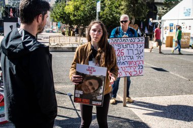 Tel Aviv, İsrail, 9 Şubat 2024 İsrail halkı, 7 Ekim 2023 'teki terör saldırısının ardından Gazze' de rehin tutulan 136 rehinenin anısına Tel Aviv 'deki Rehine Meydanı' nda toplandı.