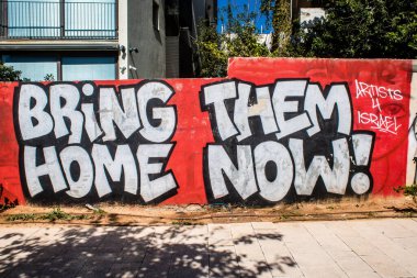 Tel Aviv, İsrail, 10 Şubat 2024 Hamas 'ın 7 Ekim 2023' teki terör saldırısı sırasında kaçırdığı rehinelerin özgürlüğü için İsrail 'de Tel Aviv sokaklarında sergileniyor.