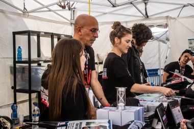 Tel Aviv, İsrail - 11 Şubat 2024 Gönüllüler, ziyaretçilerin Hamas 'ın kaçırdığı rehinelerin ailelerine giderek satın alabilecekleri alışveriş standında çalışıyor.