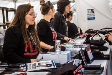 Tel Aviv, İsrail - 11 Şubat 2024 Gönüllüler, ziyaretçilerin Hamas 'ın kaçırdığı rehinelerin ailelerine giderek satın alabilecekleri alışveriş standında çalışıyor.