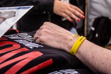 Tel Aviv, İsrail - 11 Şubat 2024 Gönüllüler, ziyaretçilerin Hamas 'ın kaçırdığı rehinelerin ailelerine giderek satın alabilecekleri alışveriş standında çalışıyor.