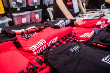 Tel Aviv, İsrail, 11 Şubat 2024 Ziyaretçilerin, Hamas tarafından kaçırılan ve Gazze Şeridi 'nde hapsedilen rehinelerin ailelerine gidebilecekleri ürünleri satın alabilecekleri eve getir.