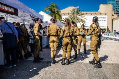 Tel Aviv, İsrail, 11 Şubat 2024 Tel Aviv Rehine Meydanı 'ndaki İsrail kadın askerleri 7 Ekim 2023' teki terörist saldırının ardından Gazze 'de rehin tutulan 136 rehinenin anısına